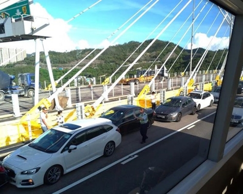 兩宗意外共涉及9車相撞。屯門公路塞車關注組 網民:HangMan Lam