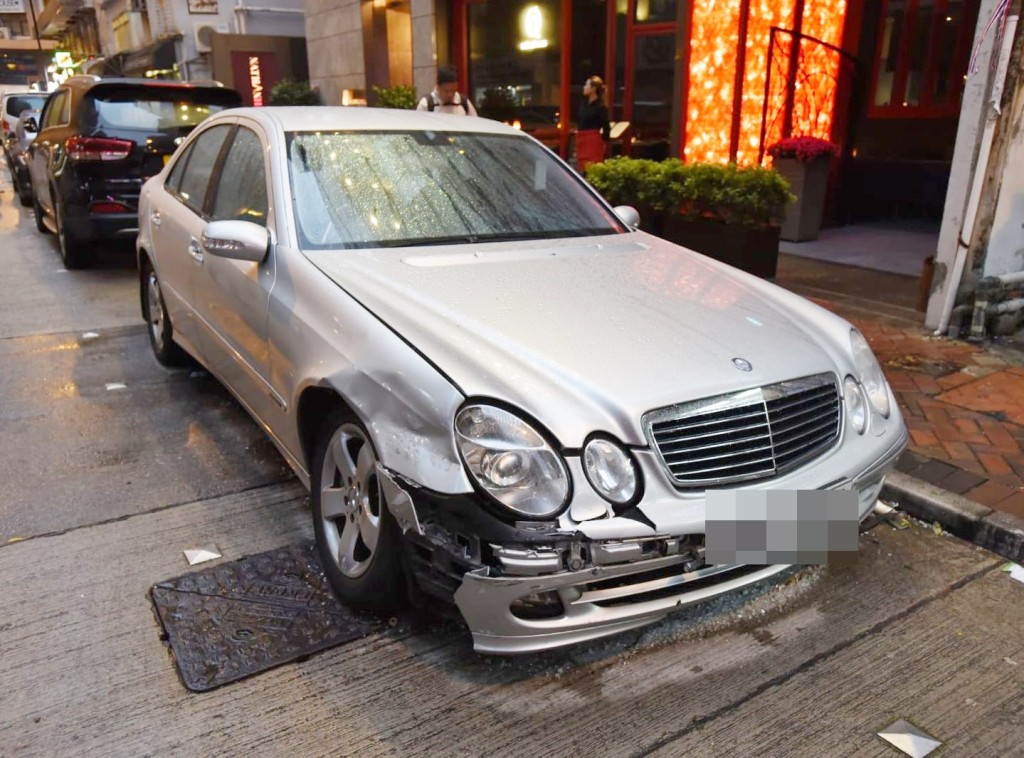 其中一輛私家車被撞至車頭損毀。