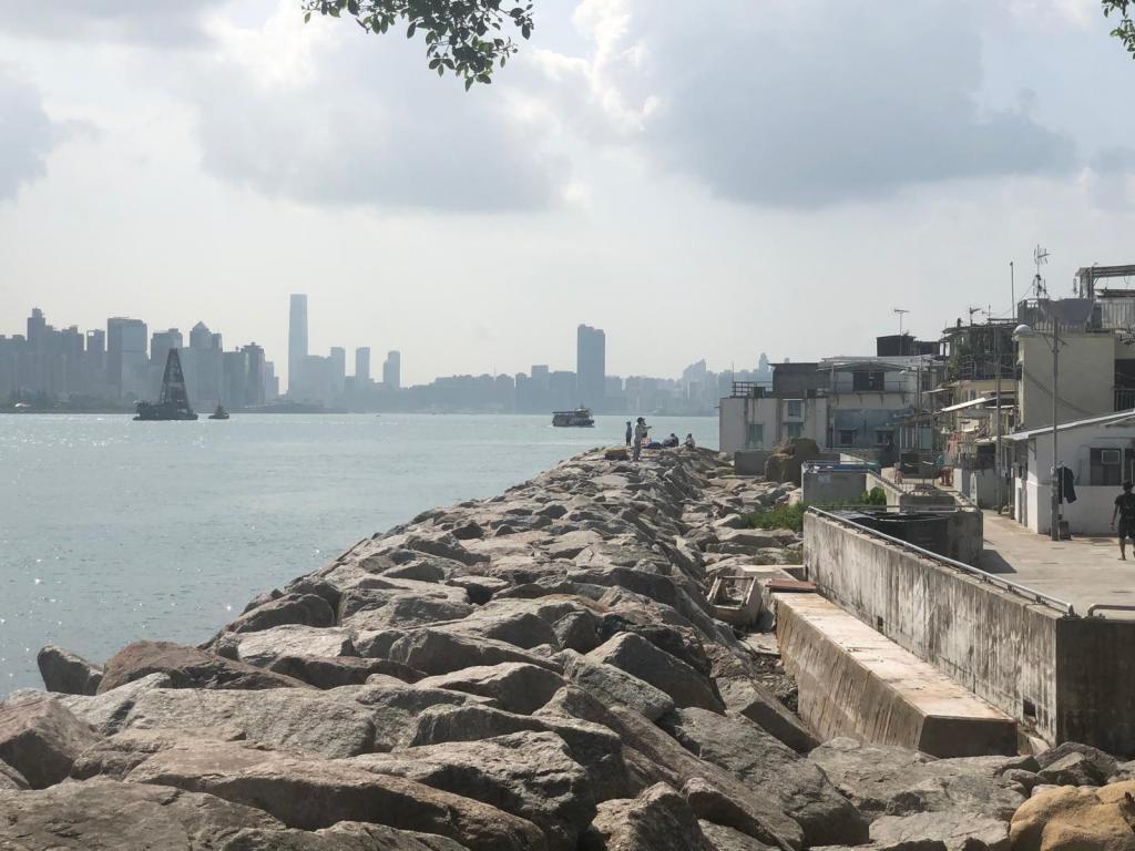 「天鸽」袭港后9个月内，当局于马环村海边修建石筑海堤，成功阻挡风浪拍击。
