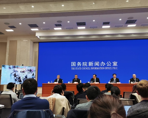 新疆主席雪克来提．札克尔（中）：教培中心学员已全部结业。张言天摄