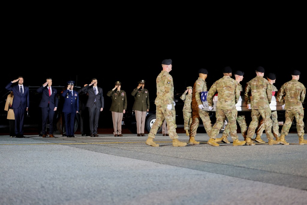 一名美軍本月1日在沙特蘇丹王子空軍基地襲擊中身亡，遺體被運返美國。路透社
