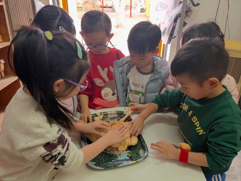 大自然探索家露營讓小朋友自己烹飪晚餐,體驗野外生火、A4紙箱焗雞,並一起裝飾薑餅人。(圖片來源:受訪者提供) 大自然探索家露營讓小朋友自己烹飪晚餐,體驗野外生火、A4紙箱焗雞,並一起裝飾薑餅人。(圖片來源:受訪者提供)