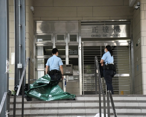 一名女子於秀茂坪安達邨墮樓亡。