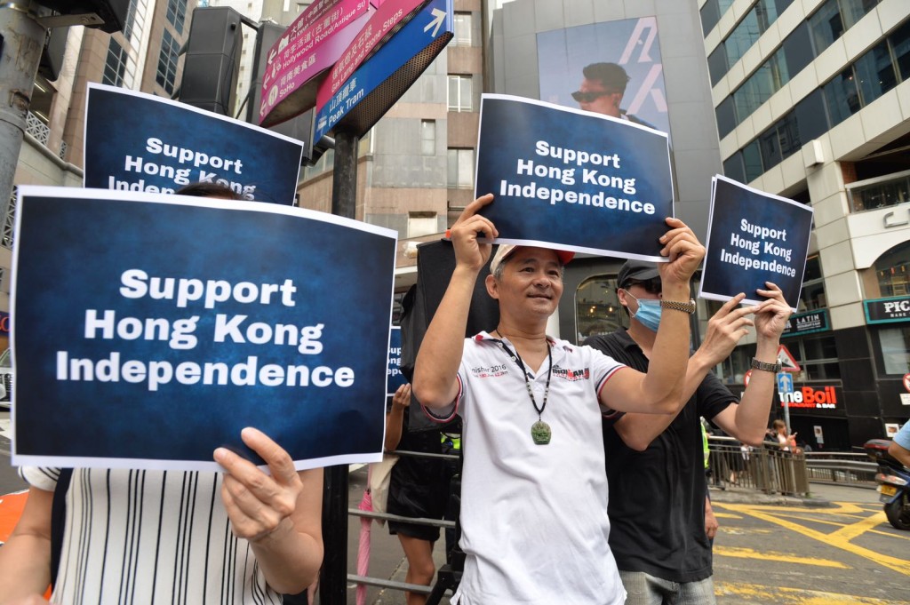 有港獨支持者到FCC附近支持陳浩天。