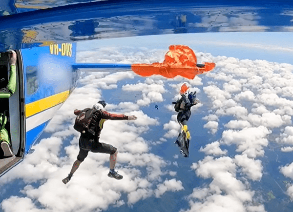 其他跳傘員為安全起見,逐一跳離飛機。ATSB圖片 其他跳傘員為安全起見,逐一跳離飛機。ATSB圖片