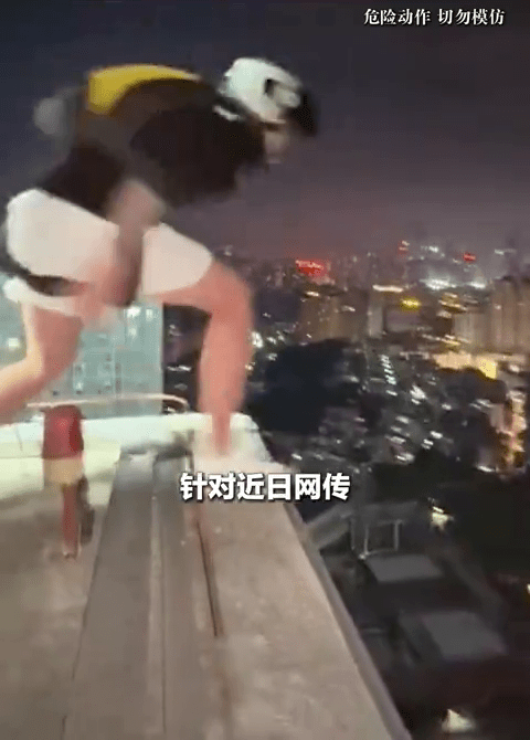 涉事男子從一住宅天台跳下。
