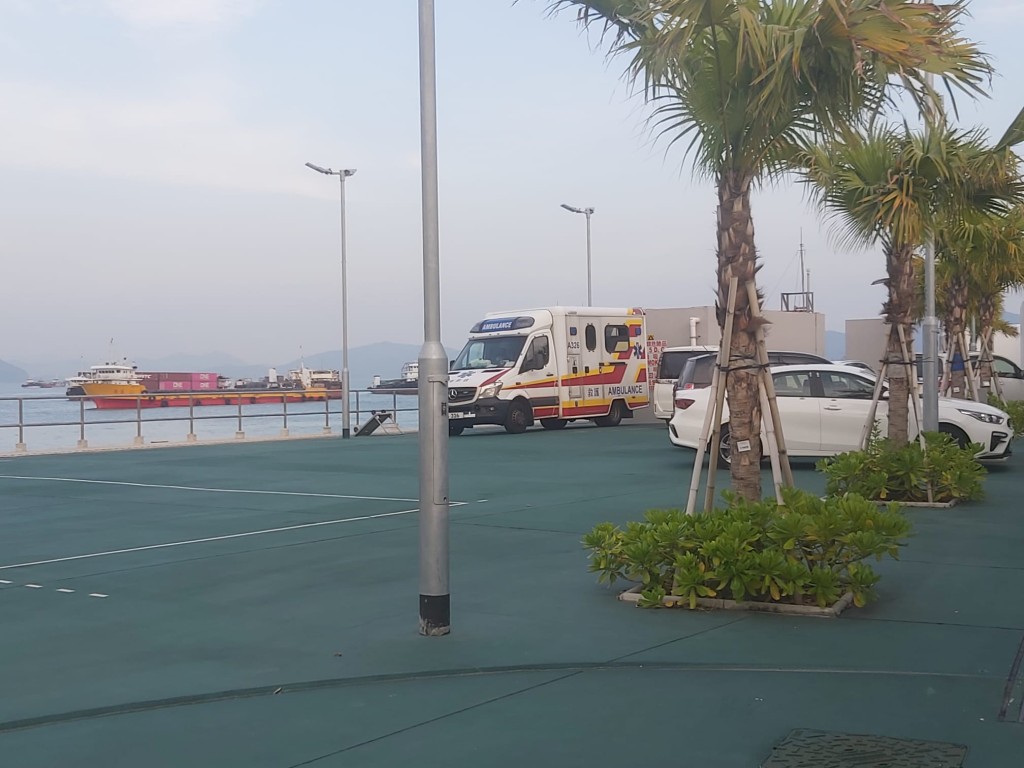 碼頭有消防車戒備。尹敬堂攝