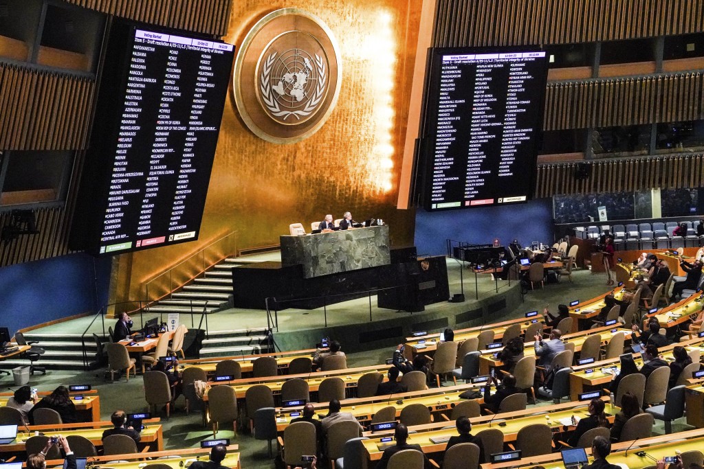 联合国大会主席克勒希公布投票结果。AP