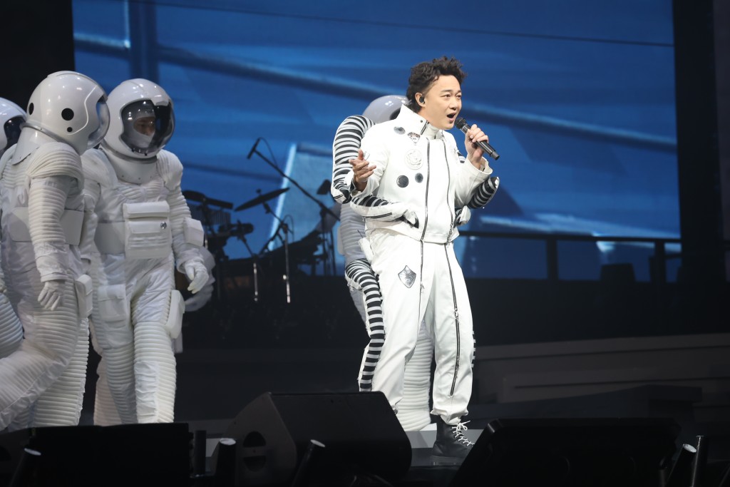 陈奕迅与十多位太空人舞者载歌载舞，。