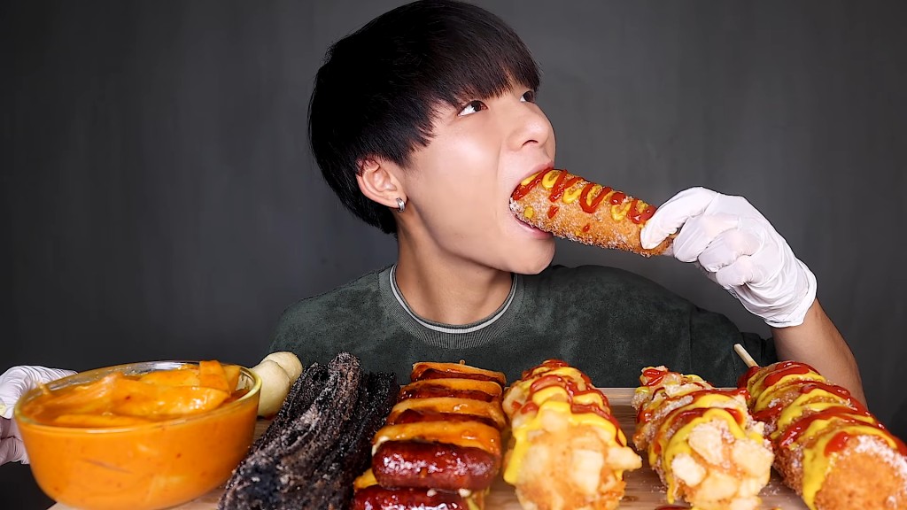 網上的ASMR片段每次均會進食大量食物。