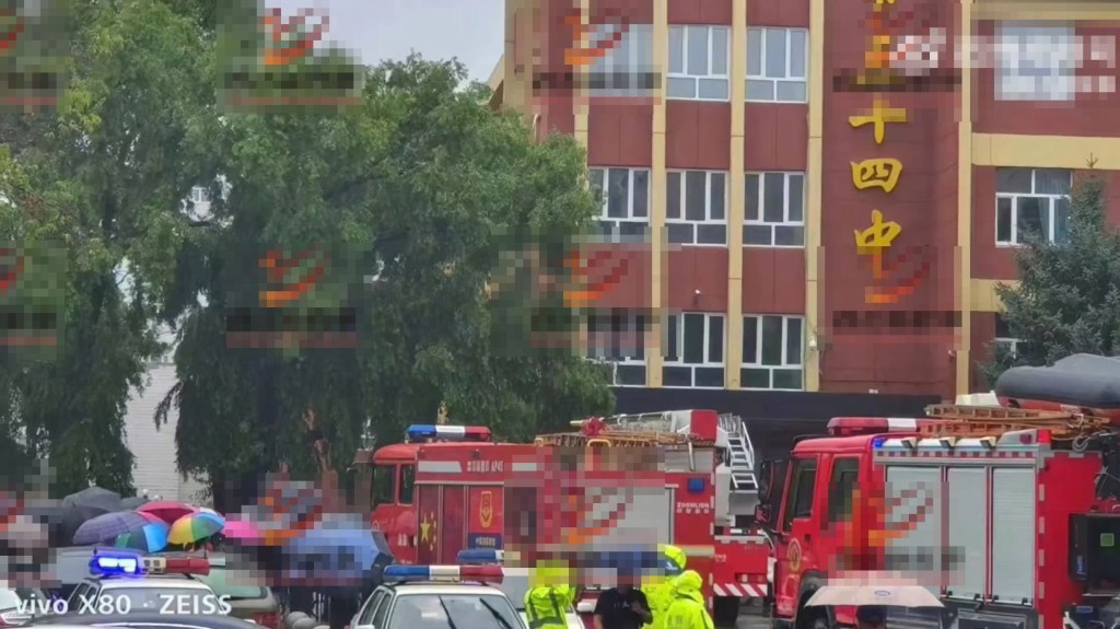 齐齐哈尔一中学体育馆倒塌，网传现场相。
