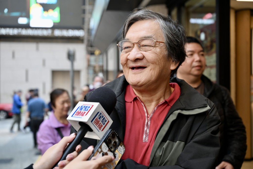 劉先生今日到場再加碼投注，中獎後希望可以買車、買樓。