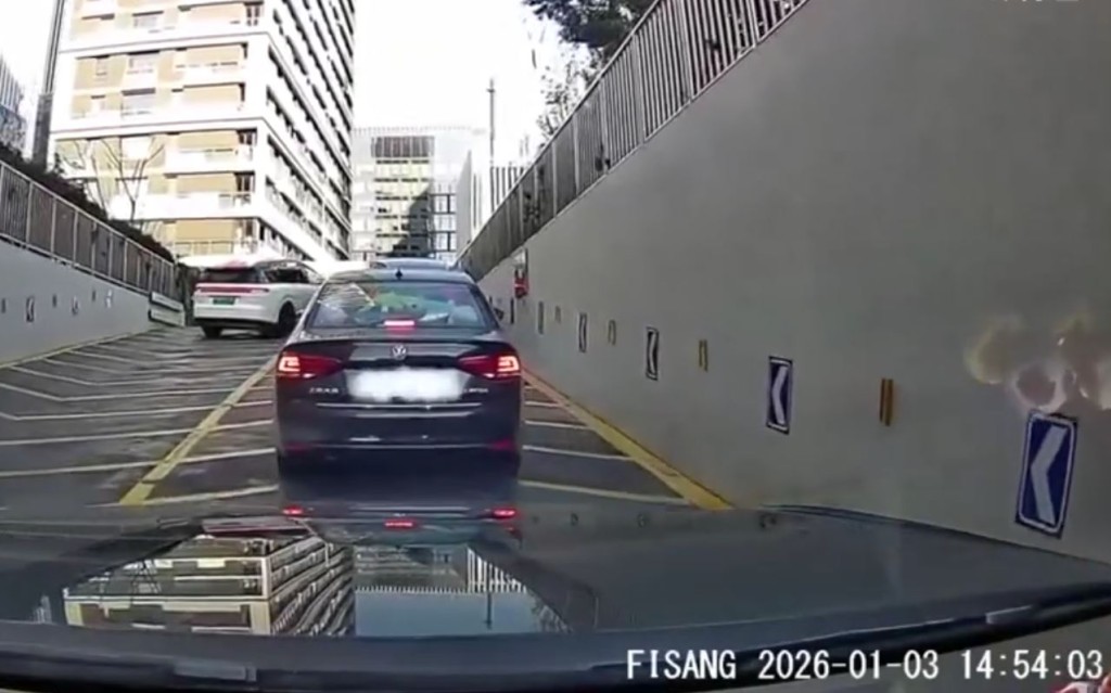 白色SUV逆線打尖被一眾車主「死頂」整治。微博