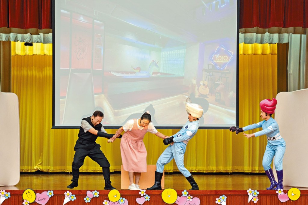 冬冬(右二)和希希(右一)與「毒品隱者」(左一)大鬥法,誓要保護年輕人免被毒品荼毒。