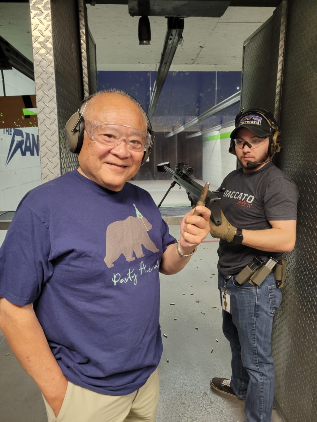 范邦初 (左) 锺情于射击这项较冷门的运动。