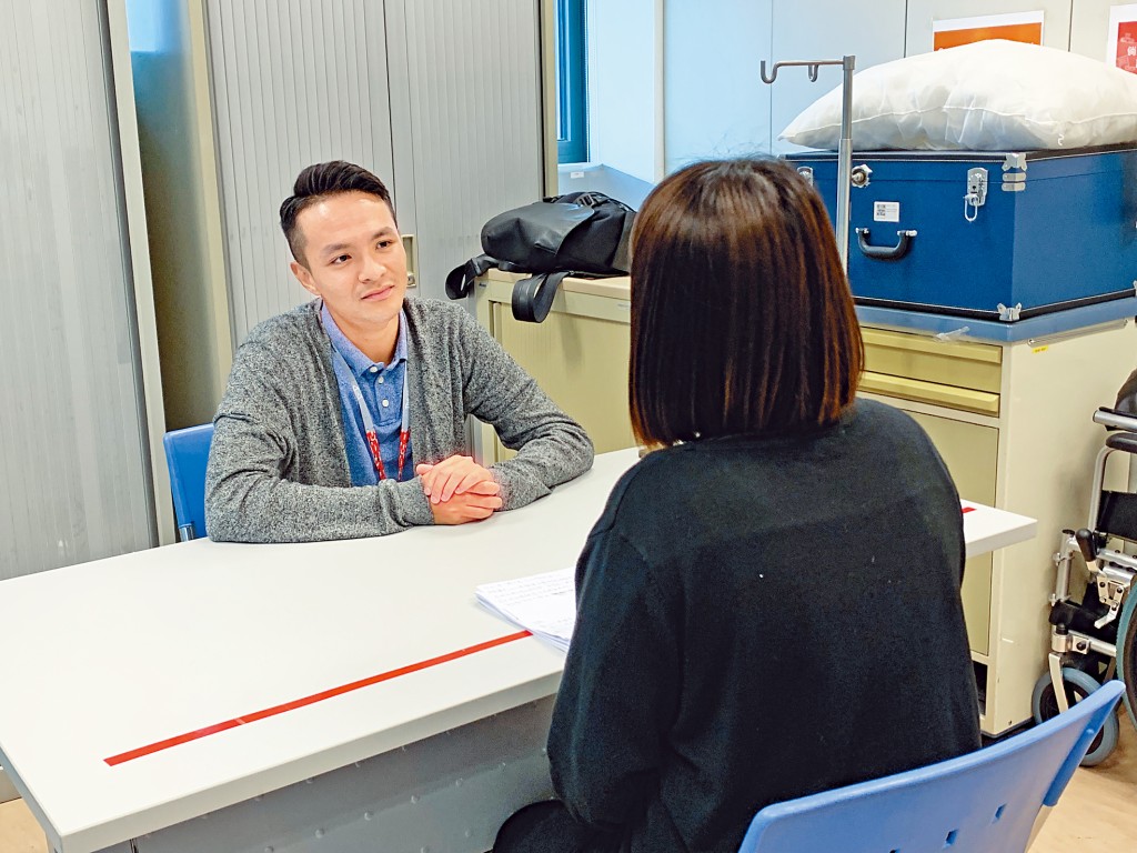 滙豐義工為學員進行模擬面試。