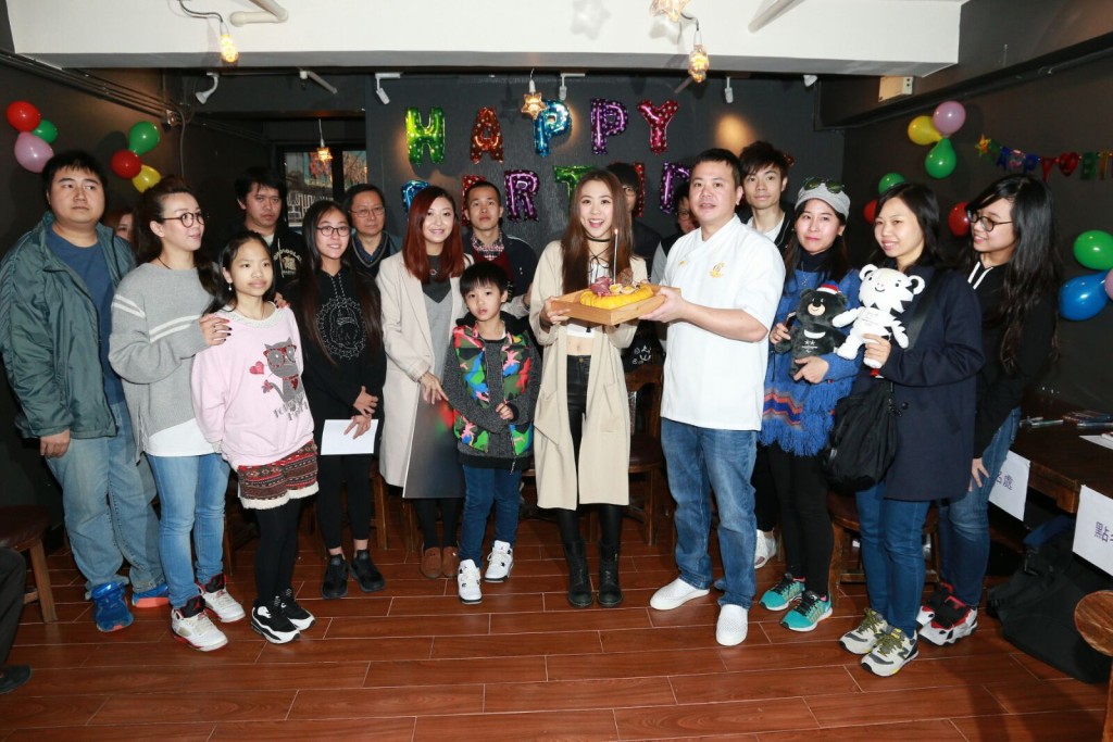 丁可欣獲贈鮑魚生日蛋糕。