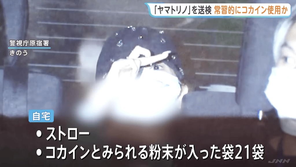 有网民揣测其怪异手势为黑帮暗号，意在向外界表明“绝不泄密”。TBS NEWS