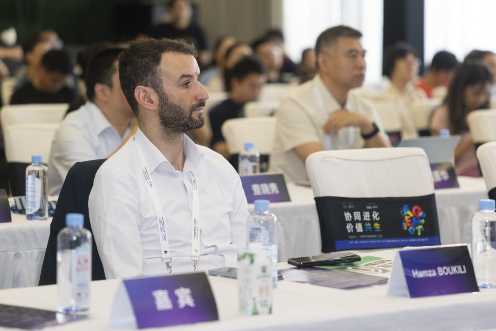 伯涵峥在2026世界人工智能大会参加论坛。 新华社