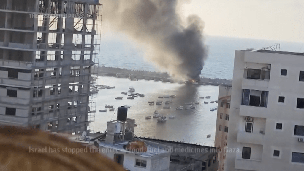 加沙港口遭袭击。美联社