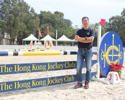香港赛马会场地主任兼场地设计师单泰康。