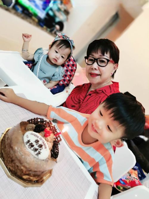 南鳳上月獲孫仔孫女慶祝生日。