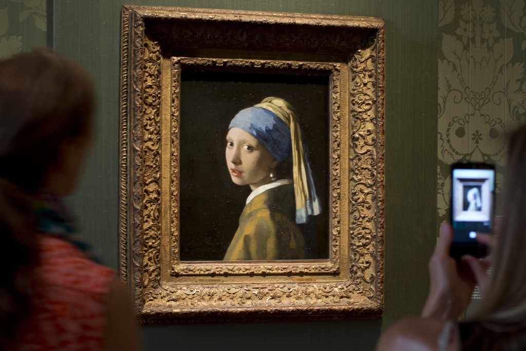 荷兰海牙莫瑞泰斯皇家美术馆展示的韦梅尔画作《戴珍珠耳环的少女》。AP