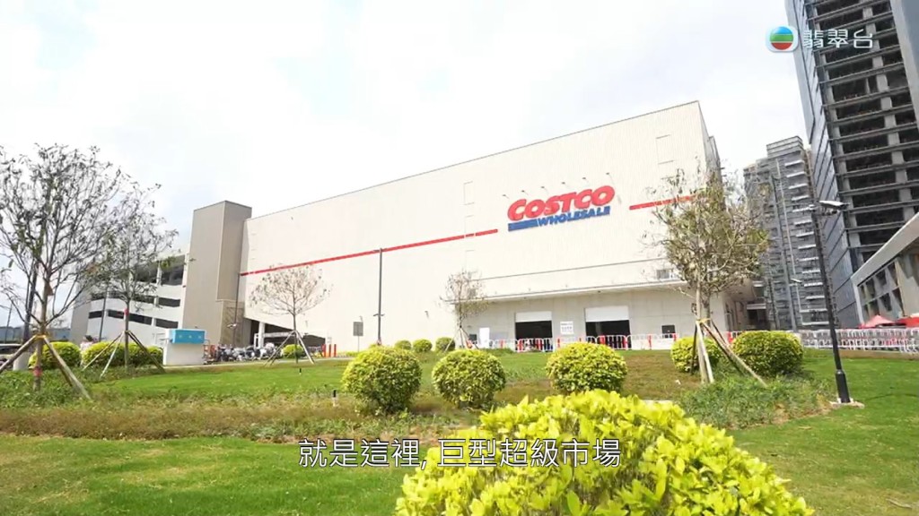 近年越来越多人北上逛连锁卖场，除了港人热捧的山姆超市，其实早前连锁美式卖场「Costco」亦在龙华区开设深圳首间旗舰店。