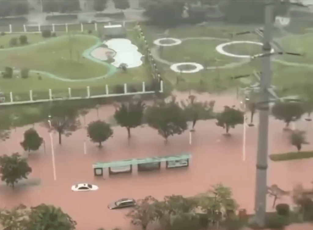 广西玉林暴雨，发生水浸，车辆受困。 网片截图