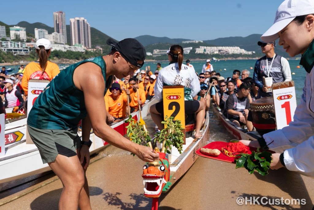 海關龍舟隊今日在赤柱參加「2025黑武士慈善中秋龍舟盃」,與多個政府部門同場競技,最終在比賽中奪得亞軍。香港海關FB圖片 海關龍舟隊今日在赤柱參加「2025黑武士慈善中秋龍舟盃」,與多個政府部門同場競技,最終在比賽中奪得亞軍。香港海關FB圖片