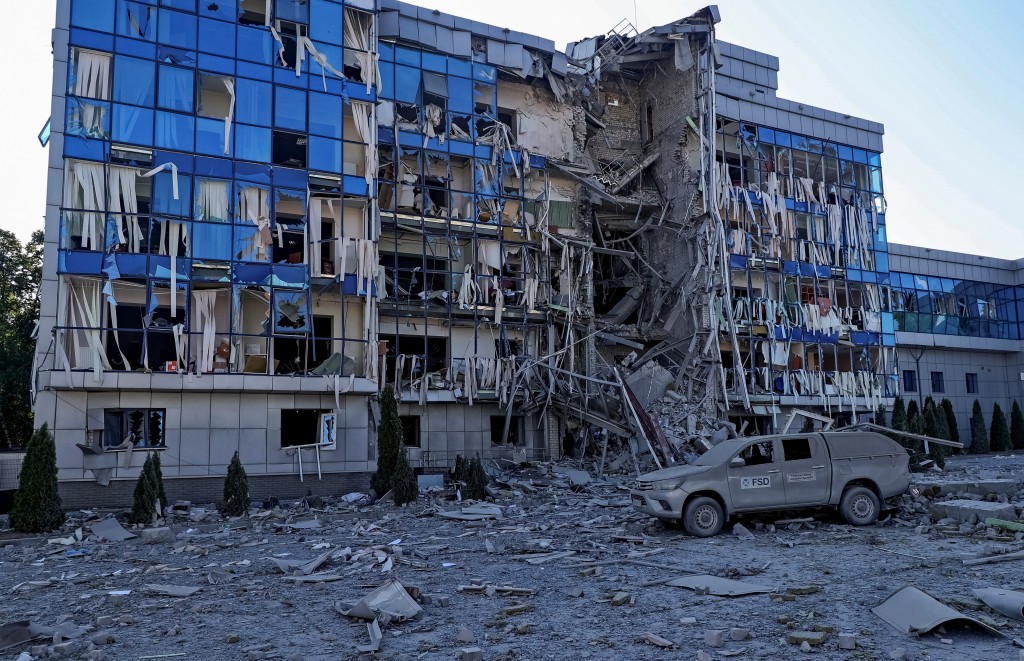 乌克兰一栋办公大楼在被飞弹袭击中受损。（路透社）