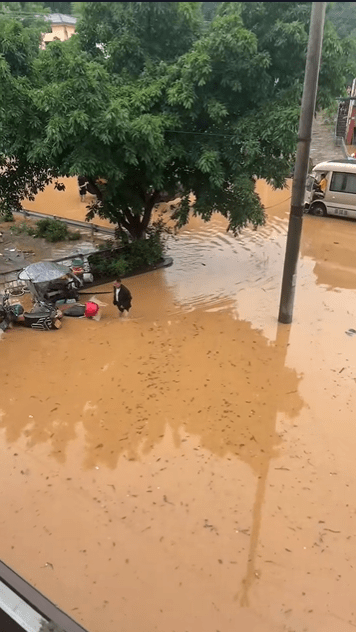 重庆永川特大暴雨，出现严重水浸。 抖音