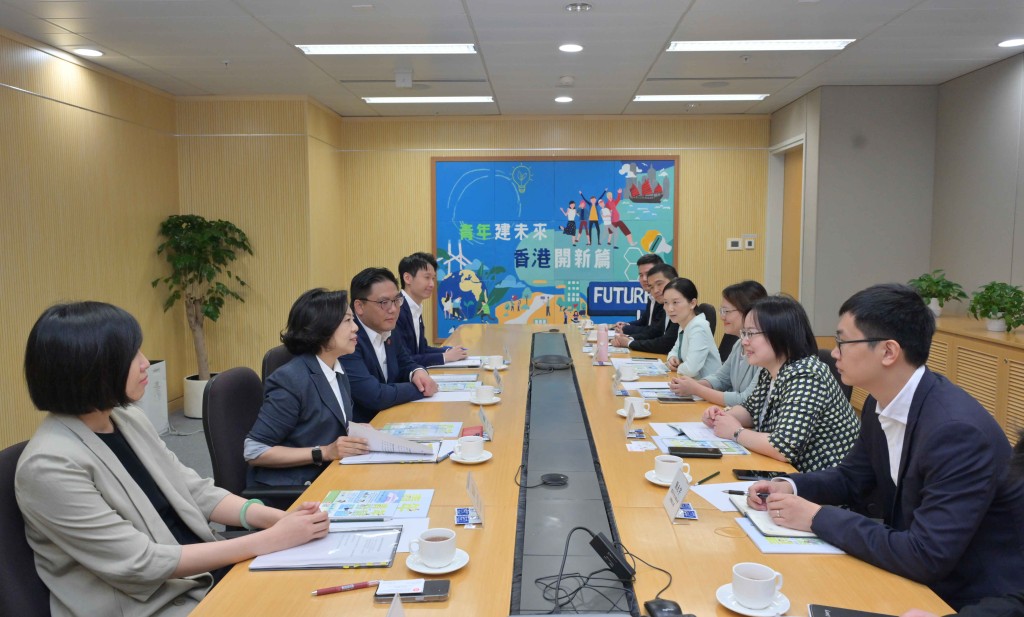 麥美娟今日與廣東省青年聯合會及相關各市的青年聯合會代表會面，就促進粵港兩地青年發展和交流交換意見。政府新聞處