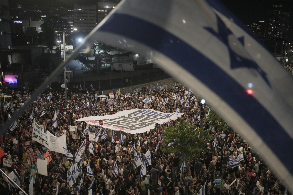 以色列民众在特拉维夫示威反对内塔尼亚胡政府，并呼吁释放被哈马斯扣押在加沙的人质。美联社