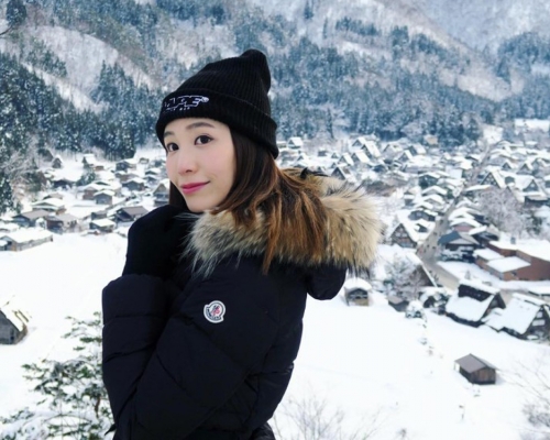 鄧以婷到了日本避寒。