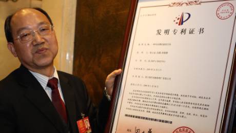 2009年，喬天明抵達北京出席全國人大會議。 中新社