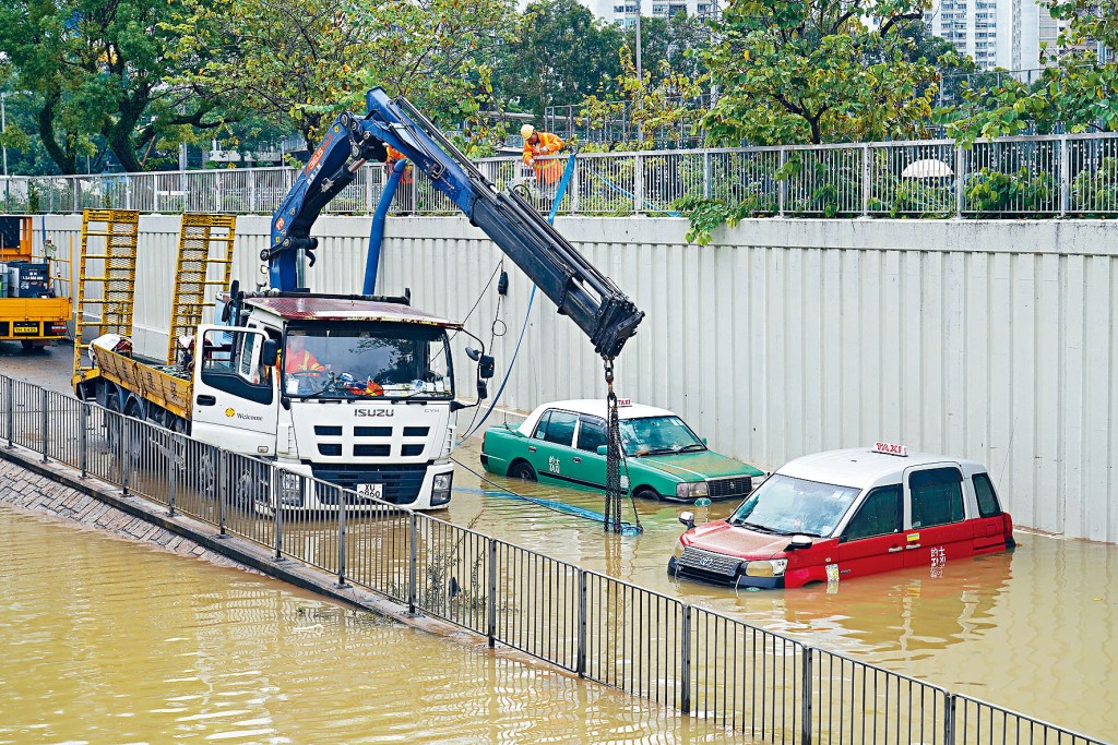 黑雨造成多區水浸，馬路上汽車被水淹浸直接受損。