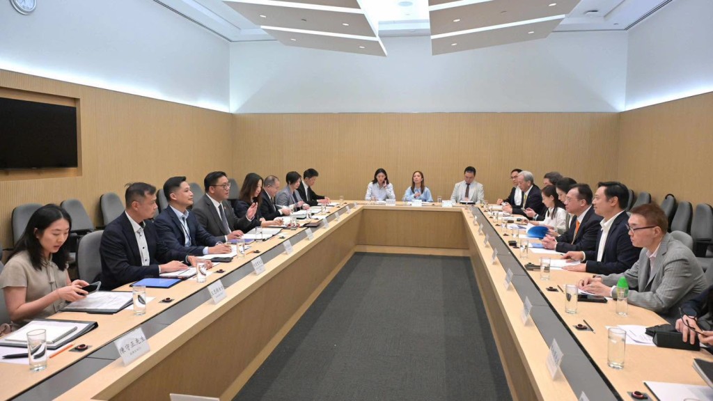 與會三方同意,配置防煙頭套措施應聚焦降低客房內賓客在睡眠時面對的火警風險。民政總署FB 與會三方同意,配置防煙頭套措施應聚焦降低客房內賓客在睡眠時面對的火警風險。民政總署FB