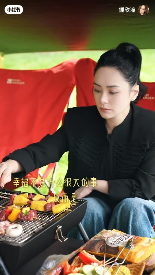 鍾欣潼分享幸福其實好簡單，三五知己聊天已經好足夠。