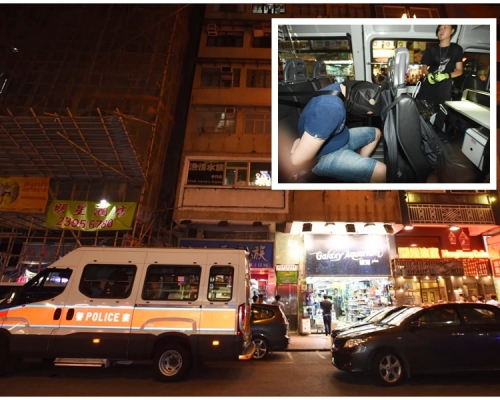 涉事大廈有棚架，賊人經旁邊大廈棚架落地時被捕。
