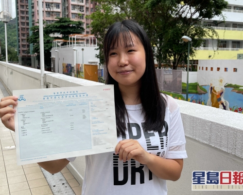 患有先天性深度聽障的李知恩,在文憑試中考獲六科廿四分,有望入讀大學。林天樂攝