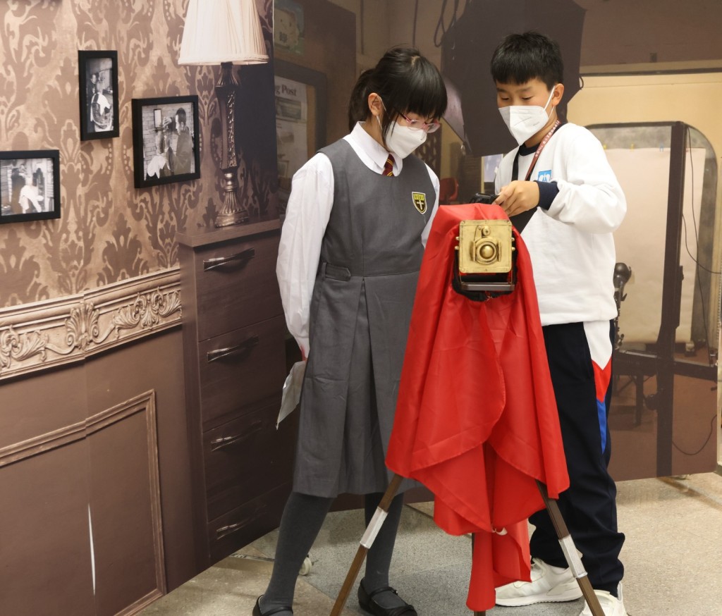 學生試用「古老相機」，拍出懷舊韻味的照片。（受訪者提供）