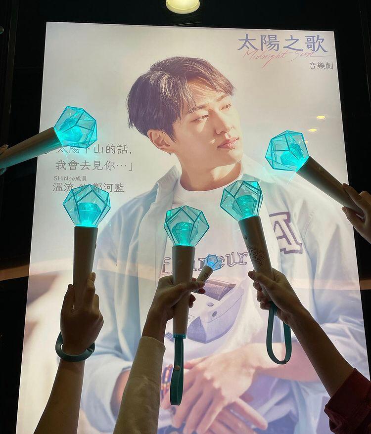 fans帶埋應援物去撐偶像溫流演出。