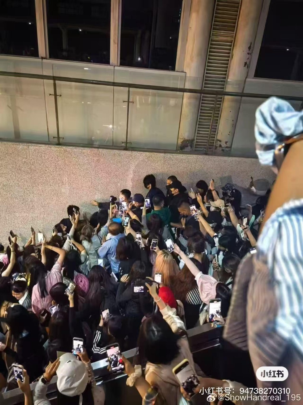 「私生」瘋粉在火車站圍堵藝人劉軒丞。抖音 「私生」瘋粉在火車站圍堵藝人劉軒丞。抖音