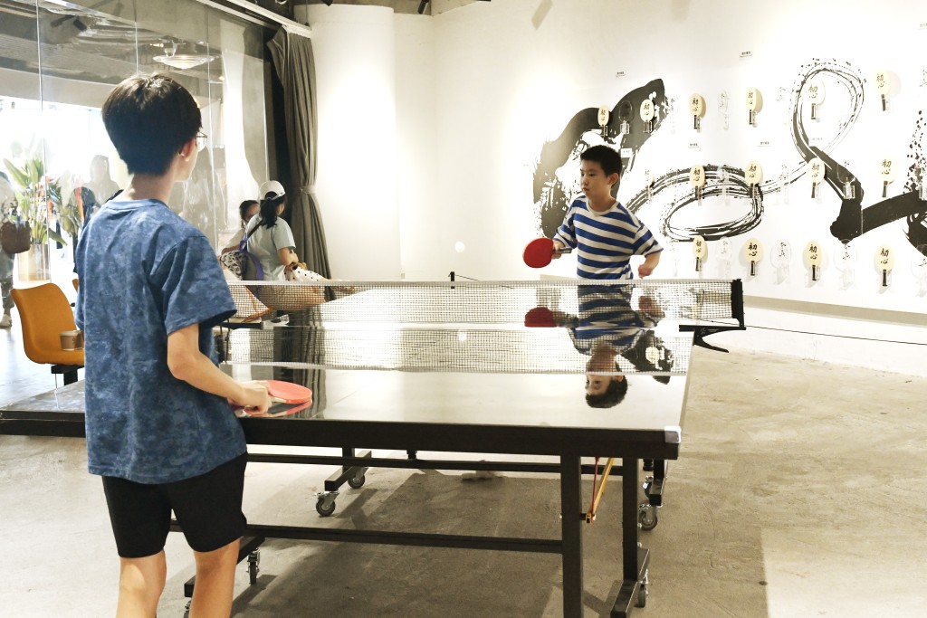 展覽場擺放乒乓球互動藝術裝置。