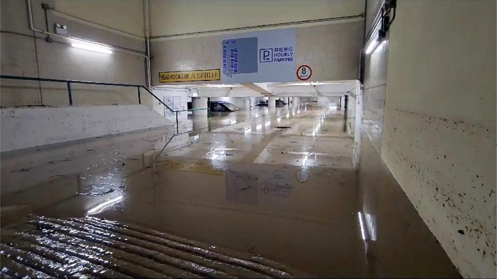 環翠邨停車場有雨水湧入。fb：車cam L（香港群組）