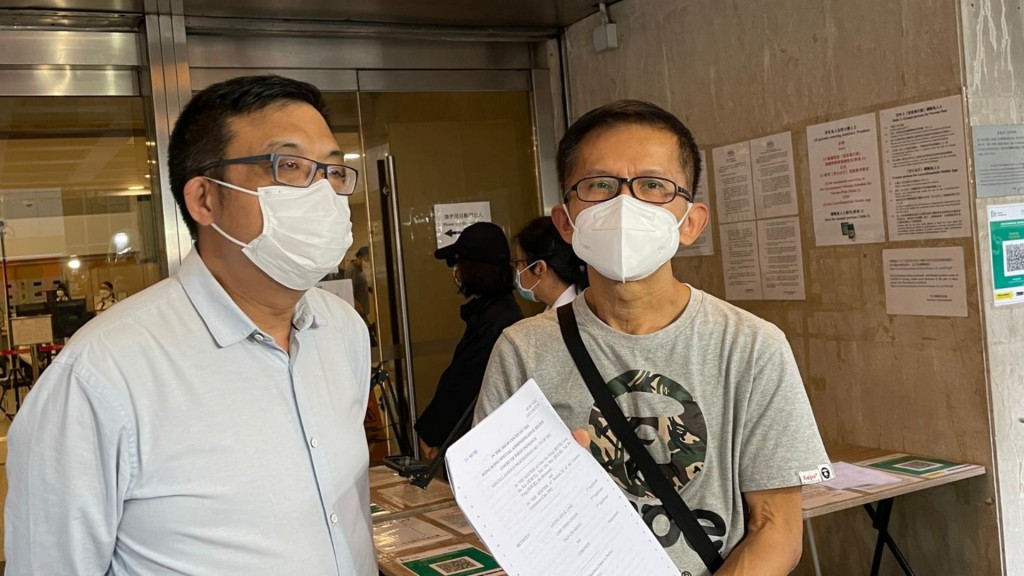 前立法會議員涂謹申律師(左)與其中一名申請人趙炳全(右)。劉曉曦攝