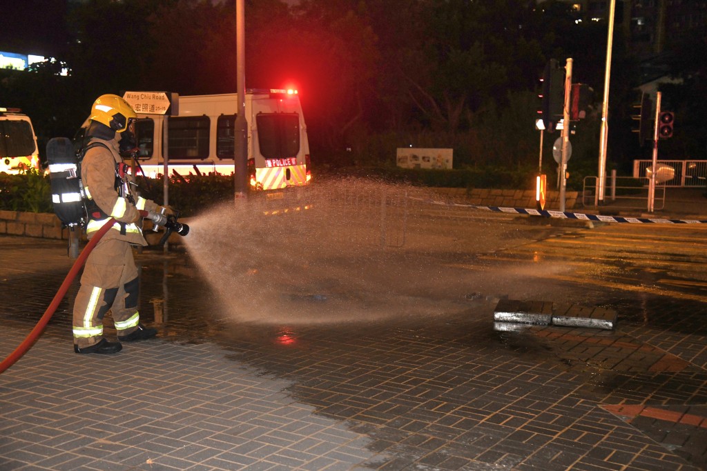 消防接报到场向渠盖射水。