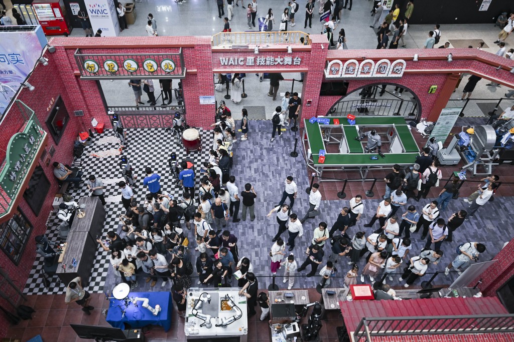 2025世界人工智能大會上，有逾百款產品全球首次發佈。新華社
