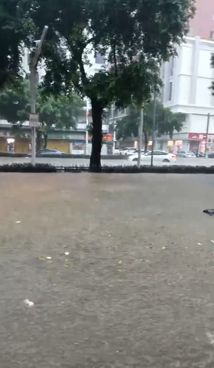 廣東多地暴雨，汕尾陸豐有觀測站錄逾400毫米雨量，惠來縣有多艘船被沖走。  